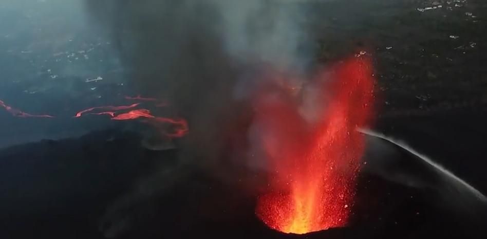El impresionante vuelo de un dron sobre las bocas del volcán de La Palma