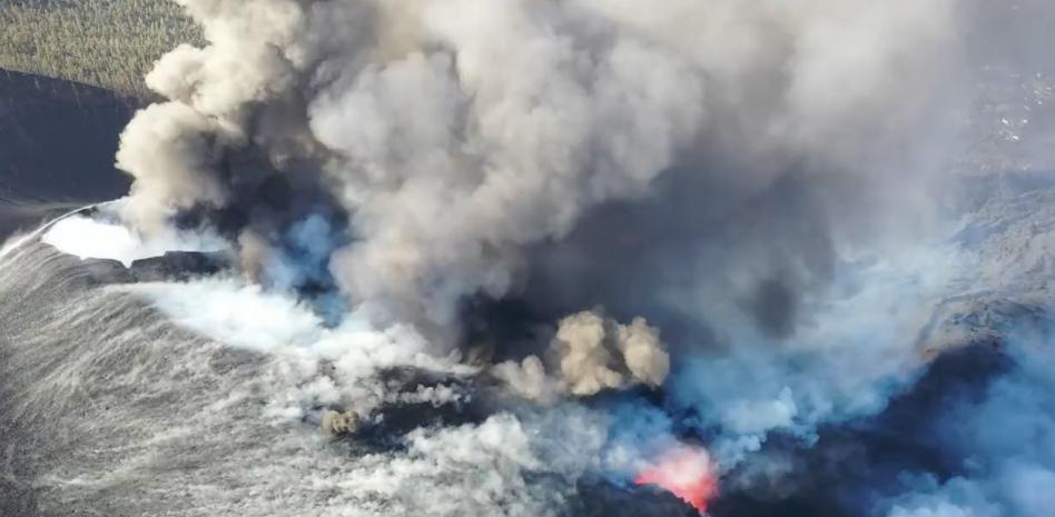 El volcán de La Palma abre una nueva boca pero solo de gases y ceniza e intensifica su explosividad