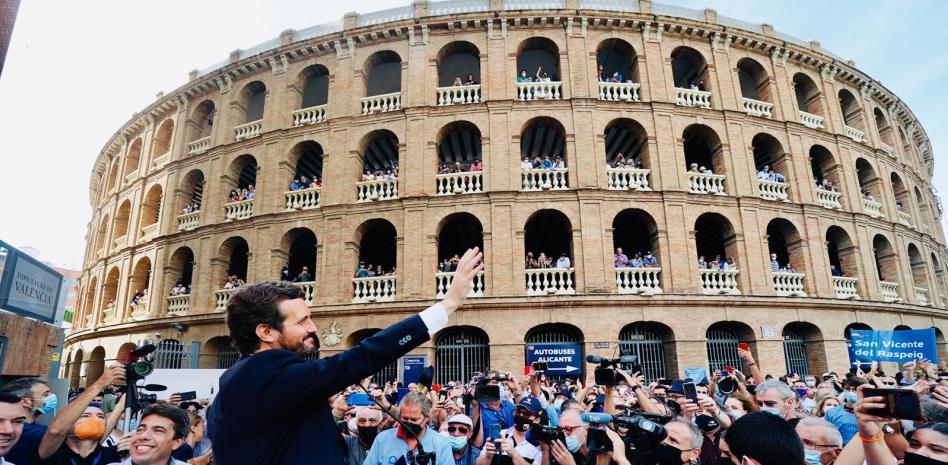 Casado abarrota la plaza de toros de Valencia y da un mensaje de fortaleza