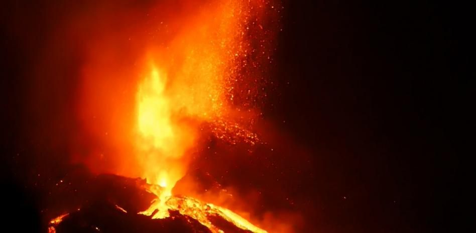 El cono principal del volcán se desprende parcialmente y cambia la forma de la montaña