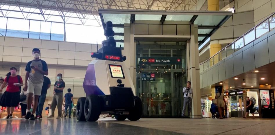 Xavier, el robot policía con siete ojos que patrulla las calles de Singapur