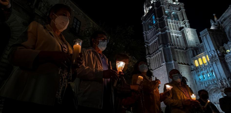 Rezan con velas ante la Catedral de Toledo para purificarla tras el fogoso vídeo de C. Tangana y Nathy Peluso