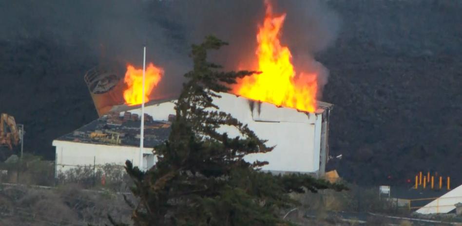 La lava quema la cementera de Los Llanos y obliga a confinar a 3.500 personas