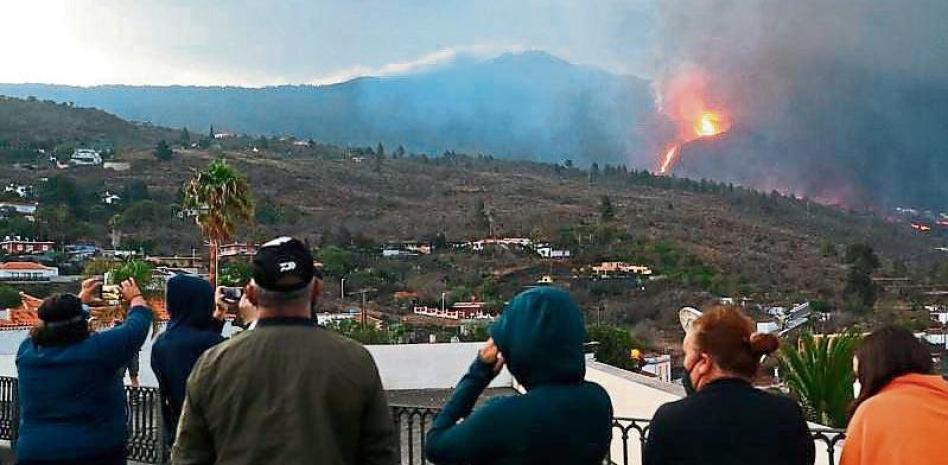 La lava abre un nuevo camino y obliga a evacuar a 800 personas en La Laguna