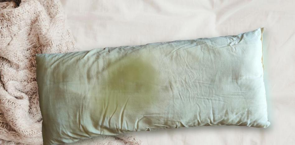 El truco infalible para quitar la repulsiva mancha amarilla de la almohada