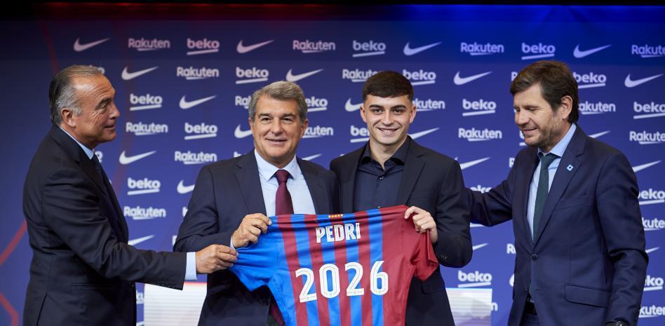 Pedri renueva con el Barça hasta el 2026