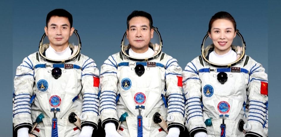 Tres astronautas chinos llegan a su estación espacial para una larga misión