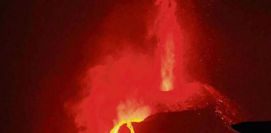 El ritmo de una de las coladas se ralentiza y no alcanzaría el mar hasta este martes