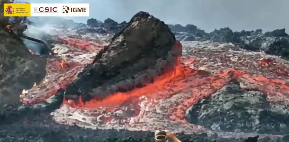 A pocos metros de un gran bloque de lava del volcán de La Palma: "Cuidado, va a desbordar"