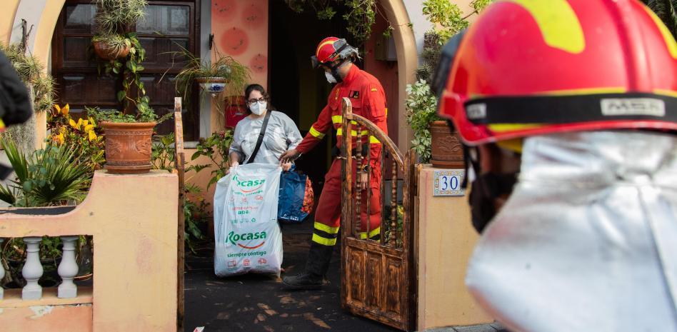 Agónica espera de otros 2.000 vecinos ante el avance de la lava hacia sus casas en La Laguna