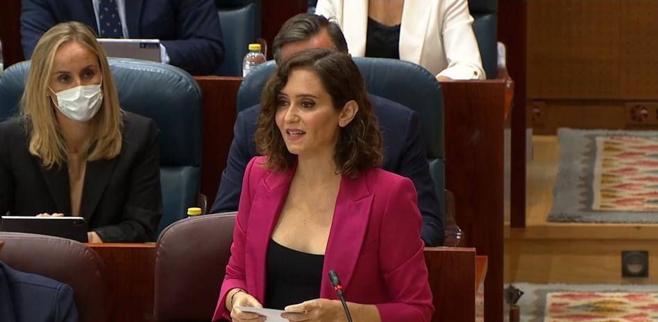 Sanidad avisa a Ayuso de que no tiene la potestad para retirar las mascarillas de los patios