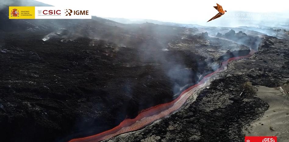 Vista de dron sobre el incesante río de lava en La Palma