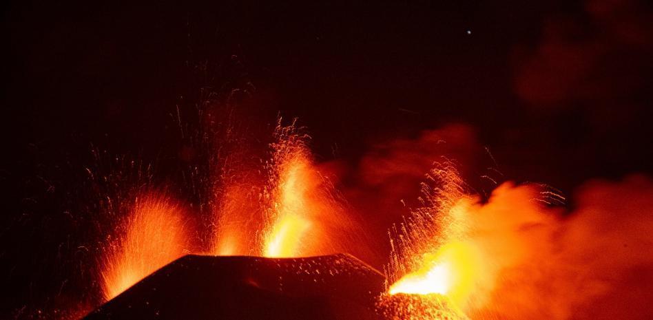 Se derrumba parte del cono principal del volcán de La Palma y se desborda de lava el cono secundario