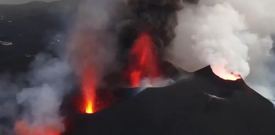 Lava, ceniza y piroclastos: la intensa actividad de las bocas del volcán de La Palma