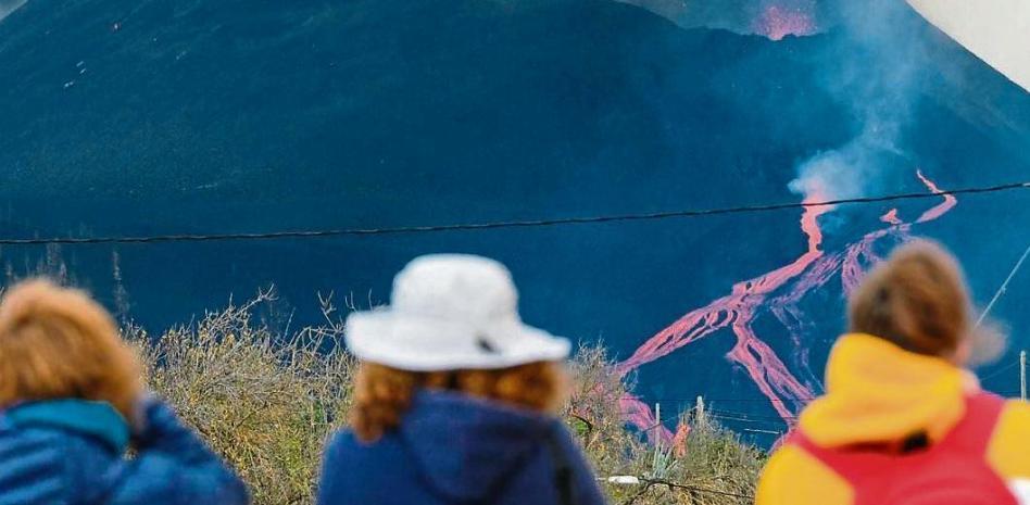 El volcán ya alimenta once coladas, pero se frena la lava que entró en La Laguna