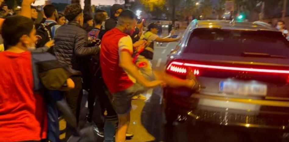 Decenas de aficionados del Barça golpean el coche de Koeman en su salida del Camp Nou