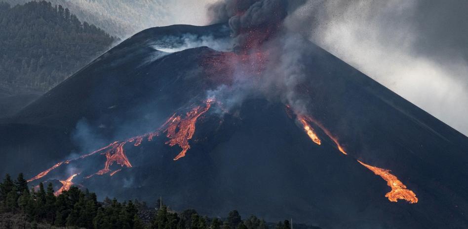Un colapso parcial del cono del volcán de La Palma abre una nueva gran fuente de lava