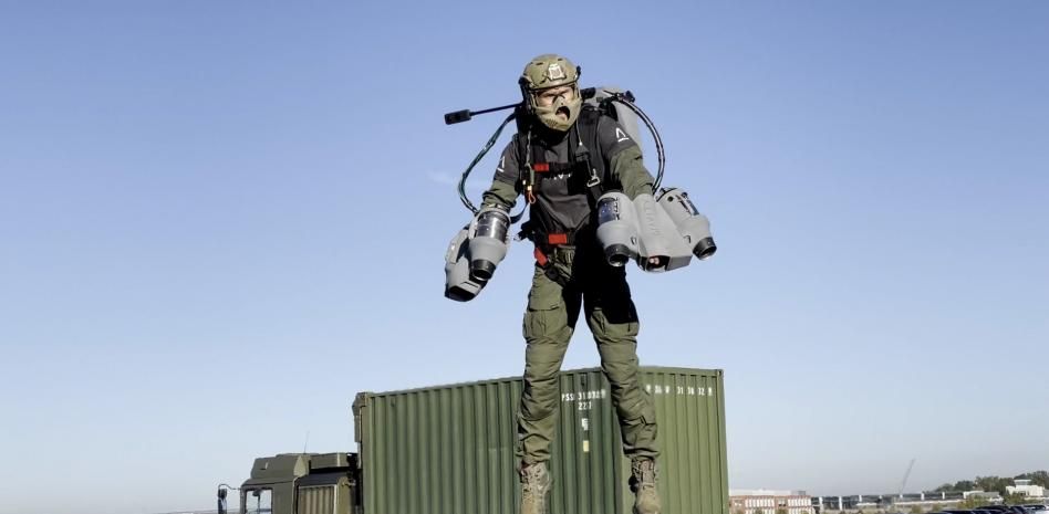 Un ‘Iron Man’ exhibe su traje a propulsión al Ejército de Reino Unido