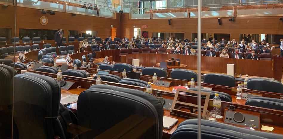 Expulsada de la Asamblea por acusar al hermano de Ayuso de mediar en las contrataciones públicas