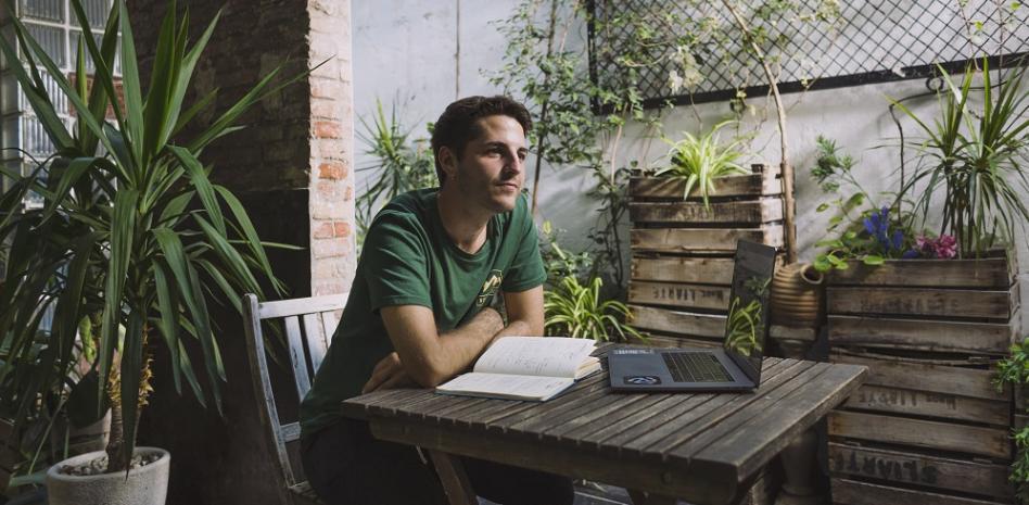 El enfermero de Badalona que arrasa con su versión a piano de 'Bella Ciao'