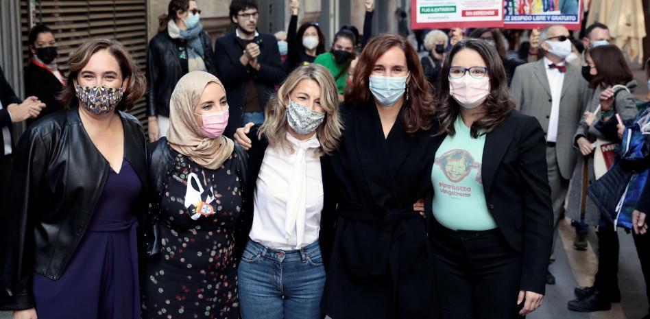 Unos transportistas lanzan huevos a Yolanda Díaz, Ada Colau y Mónica Oltra en València