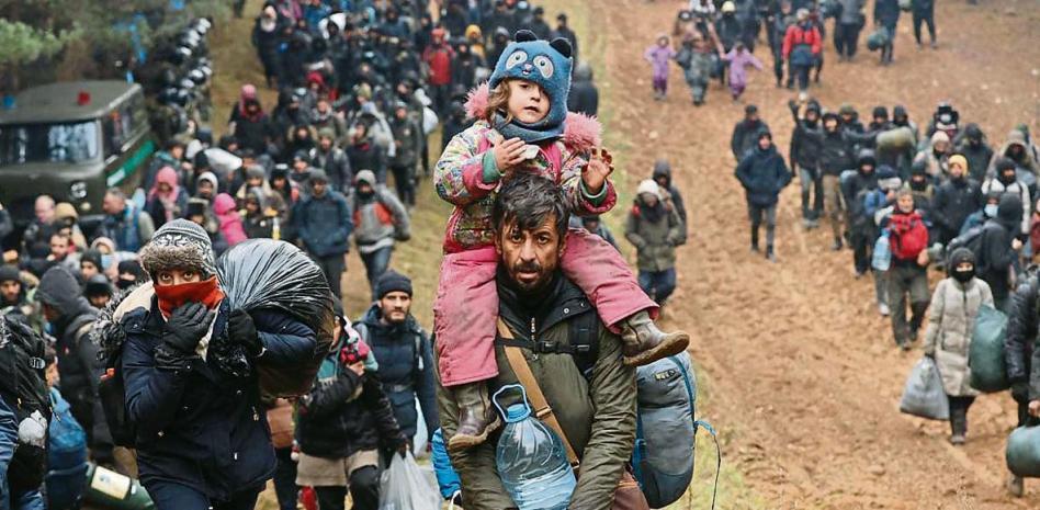 Una red de vecinos de localidades polacas del confín auxilia a migrantes