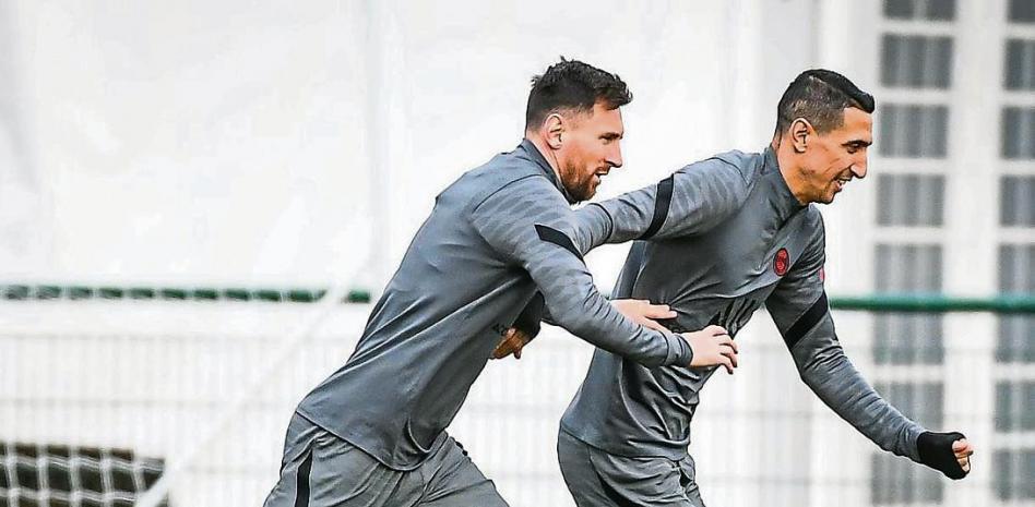 Messi trata de conciliar su adaptación a París con el seguimiento del club de su vida