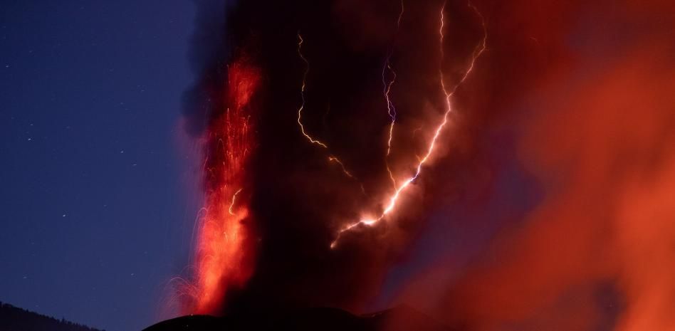 El volcán de La Palma cumple dos meses con una “reactivación” que vuelve a alejar su final