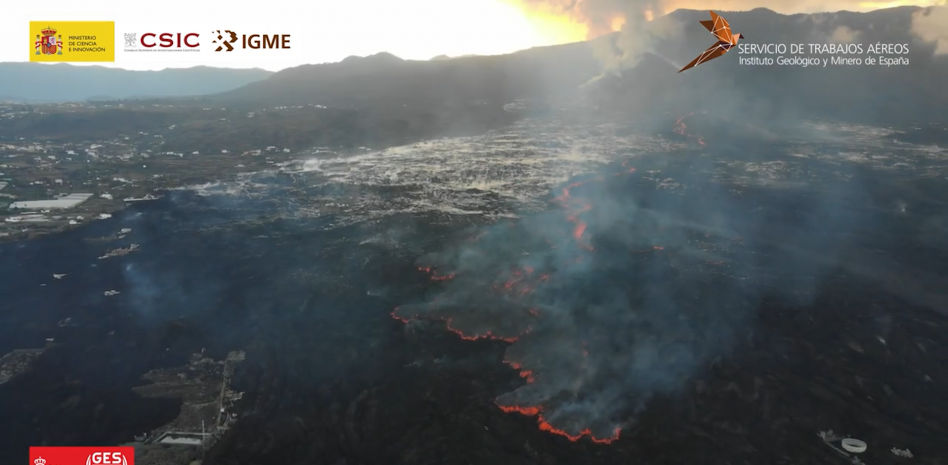 Fenómeno inédito: la lluvia en La Palma forma un 'mar de vapor' sobre las coladas del volcán