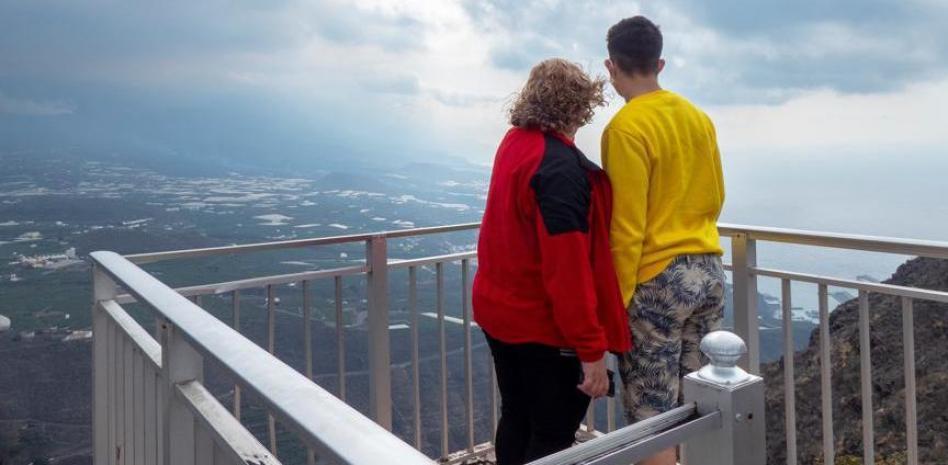 El volcán 'atrapa' en La Palma a decenas de turistas al suspenderse los vuelos