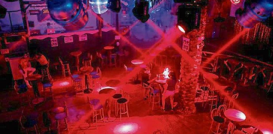 La comisión de Salud Pública estudia hoy el cierre de los bares y restaurantes a las 23 horas y las discotecas, a la 1