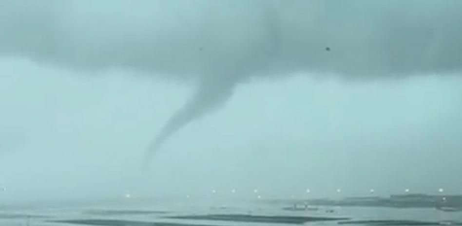 Espectaculares imágenes de un tornado en el entorno del aeropuerto de Barcelona