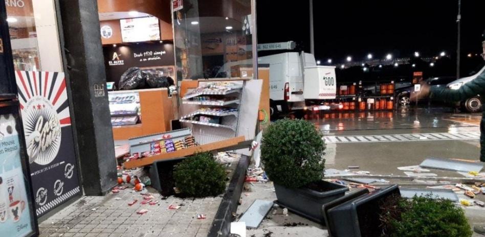 Impactantes imágenes de un tornado que arrasa con una gasolinera en Alicante