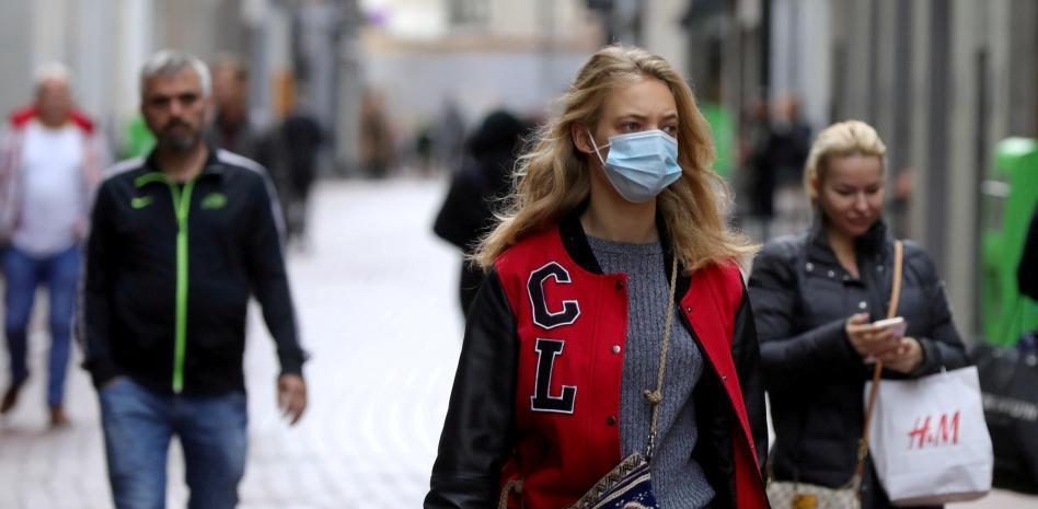 Bruselas plantea que la dosis de refuerzo pasados nueve meses sea necesaria para viajar por la UE