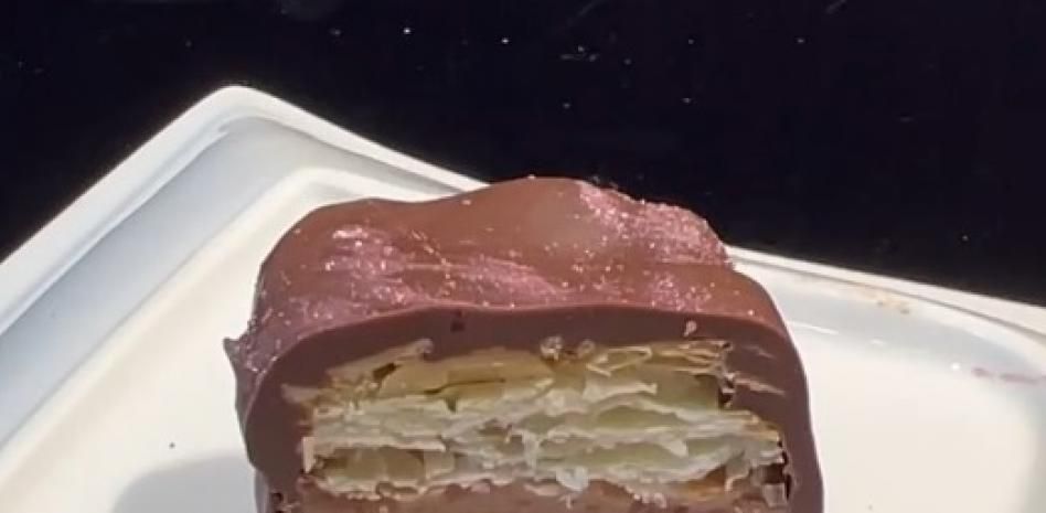 Aprende a preparar estas trufas de chocolate con hojaldre caramelizado