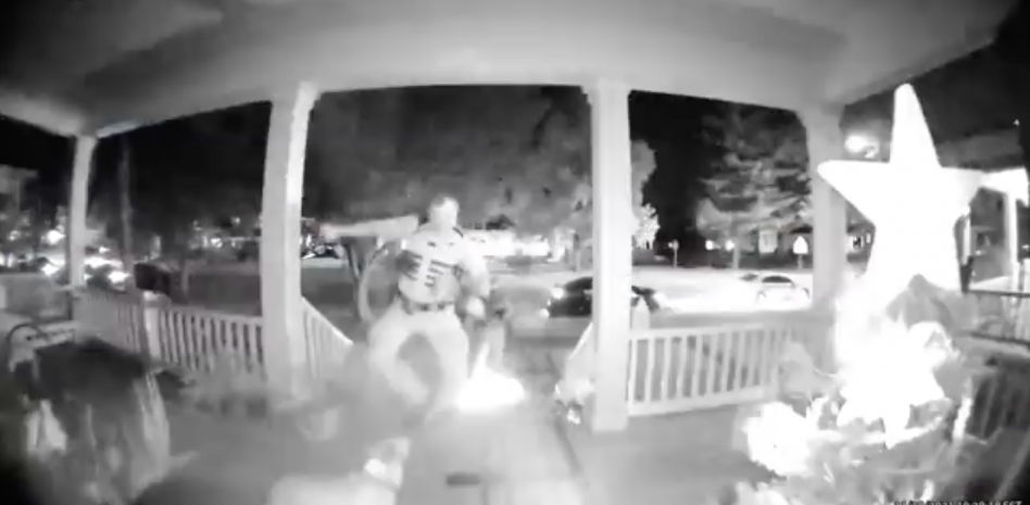 Indignación en las redes por un brutal vídeo de un policía golpeando a un perro