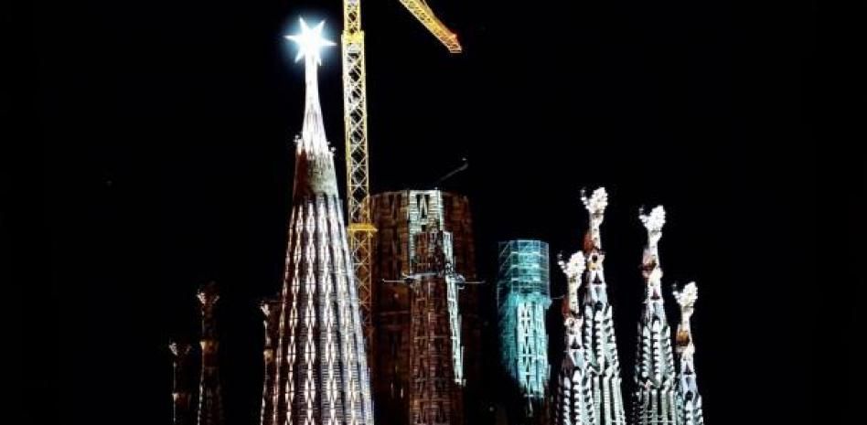 La estrella de la Sagrada Família ya ilumina Barcelona