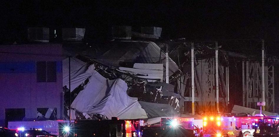 Un tornado deja a docenas de trabajadores de Amazon atrapados en un almacén