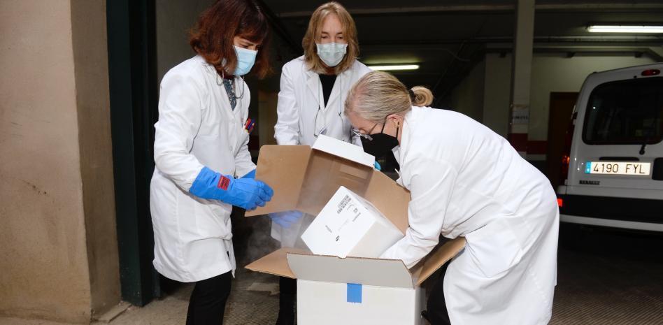 Esprint para vacunar con la tercera dosis y evitar restricciones severas