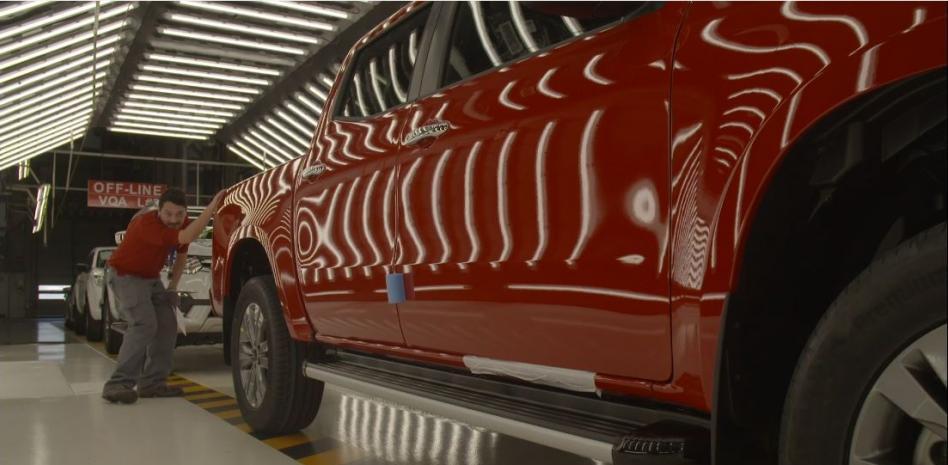 Nissan fabrica su último vehículo y cierra 40 años de historia en Barcelona