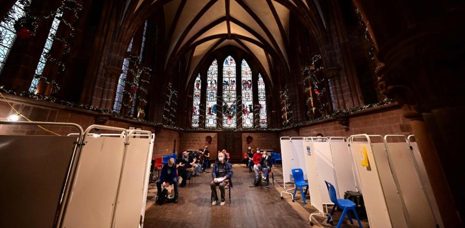 La variante ómicron desata una nueva ola de restricciones de viajes en la UE