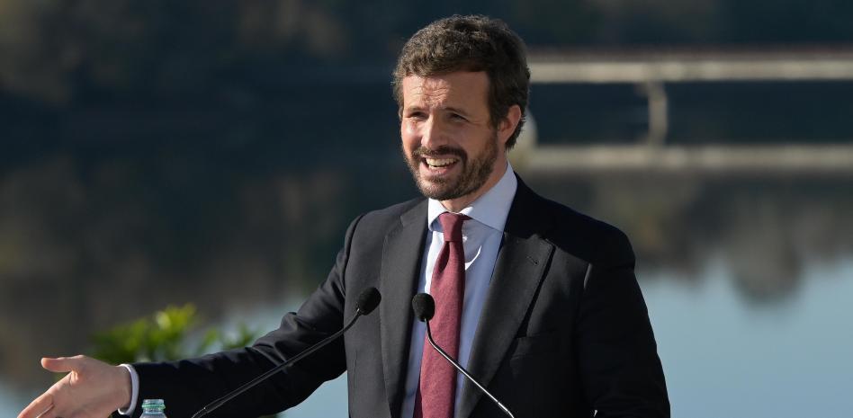 Casado inflama la polémica lingüística en su estrategia de oposición a Sánchez