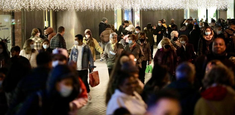 España solo evitará medidas duras si acelera la tercera dosis a los adultos