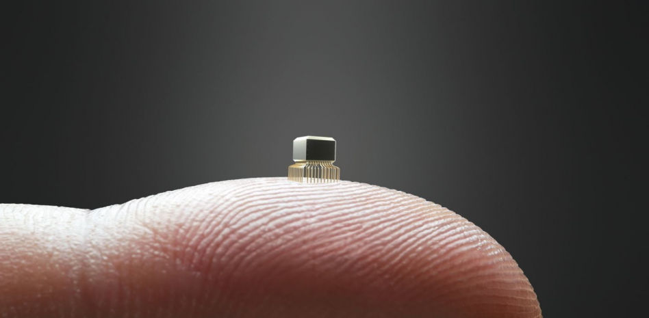 Una empresa sueca presenta un microchip que sirve de pasaporte covid