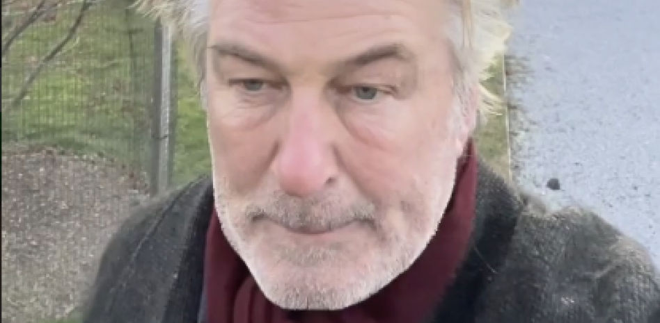 Alec Baldwin agradece el apoyo de la gente mientras intenta “superar un momento muy difícil”