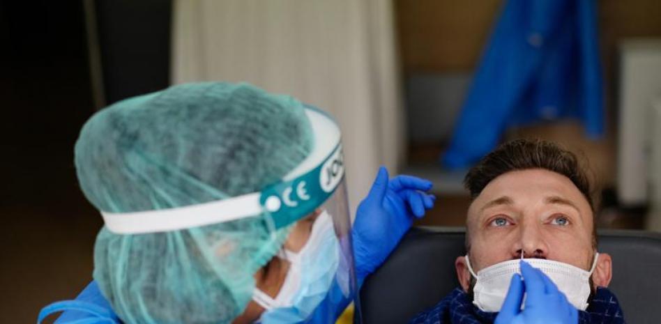 Sanidad y las comunidades estudian reducir el aislamiento de los positivos asintomáticos