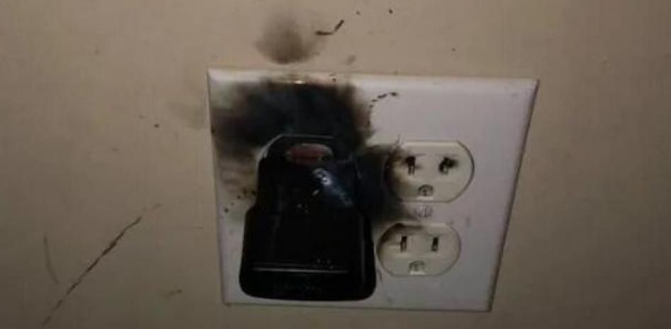 Alexa pide a una niña de 10 años que ponga una moneda en el enchufe