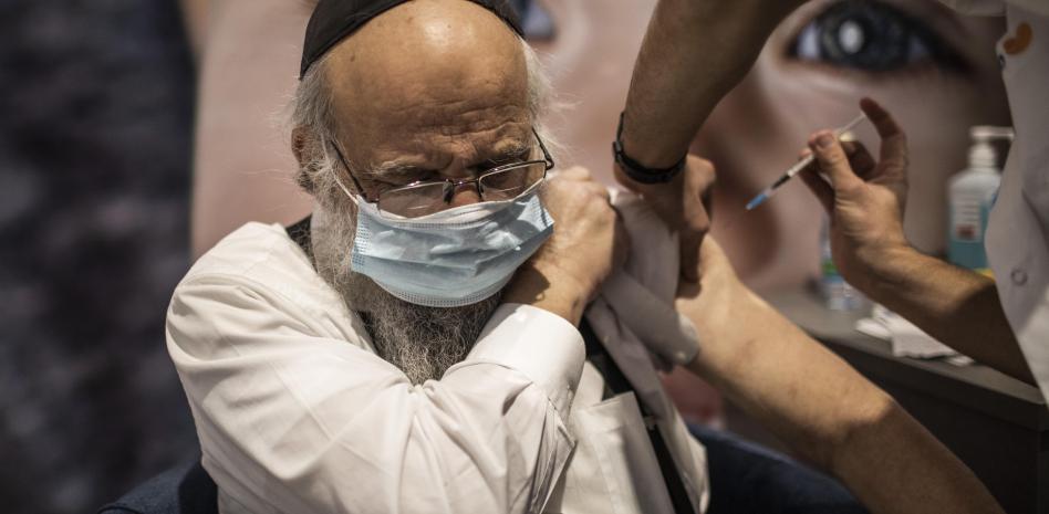 Israel valora eliminar restricciones y optar por el "contagio masivo" frente a ómicron