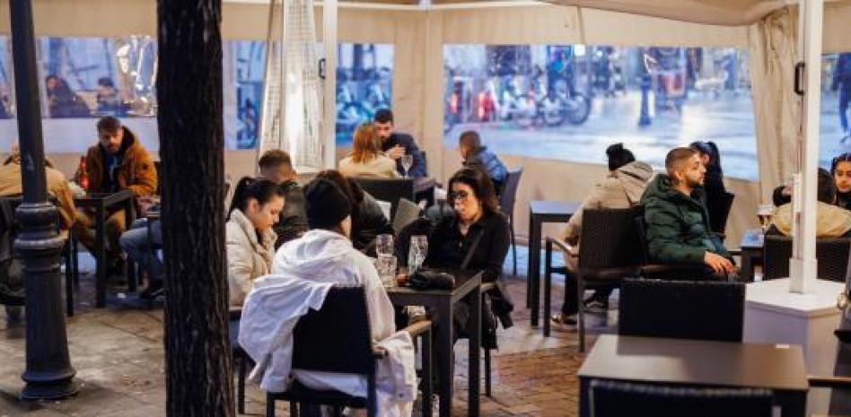 España acorta tres días la cuarentena con medio millón de confinados