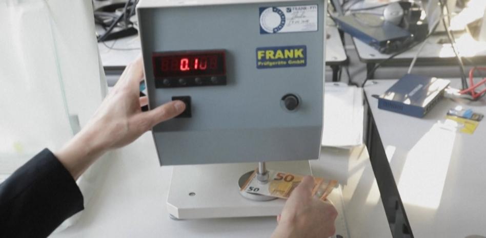 Entramos en el laboratorio secreto del BCE para detectar billetes de euro falsos